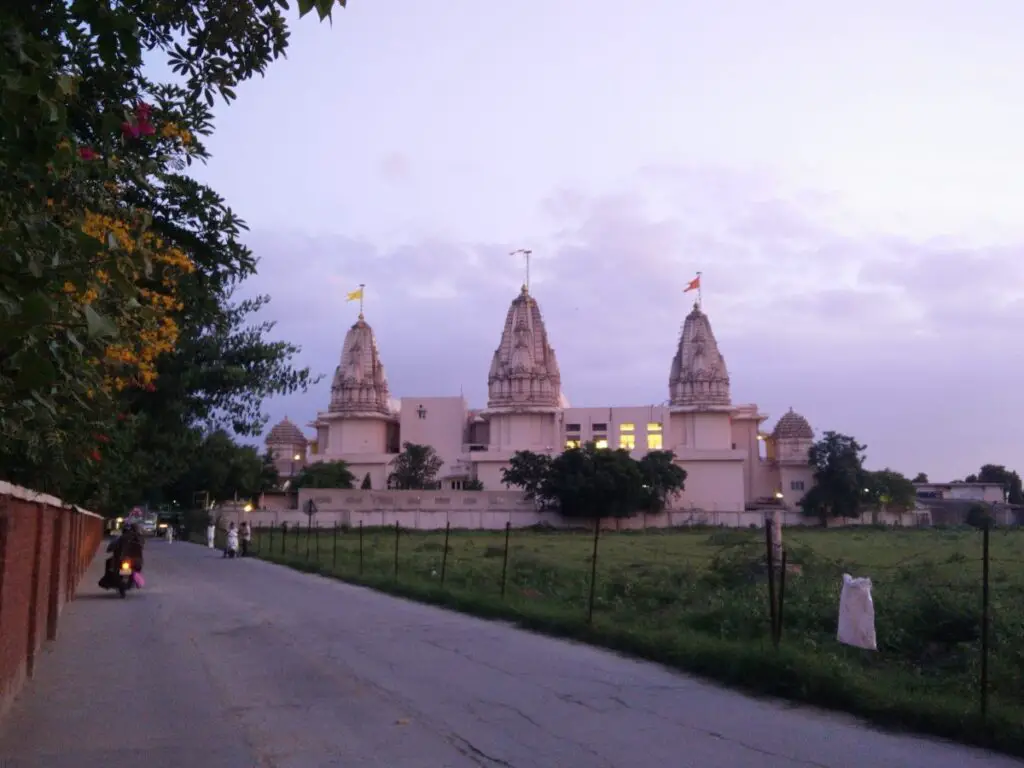 Near The Adalaj Stepwell, 3 Beautiful Temples: Trimandir, Jagannath 