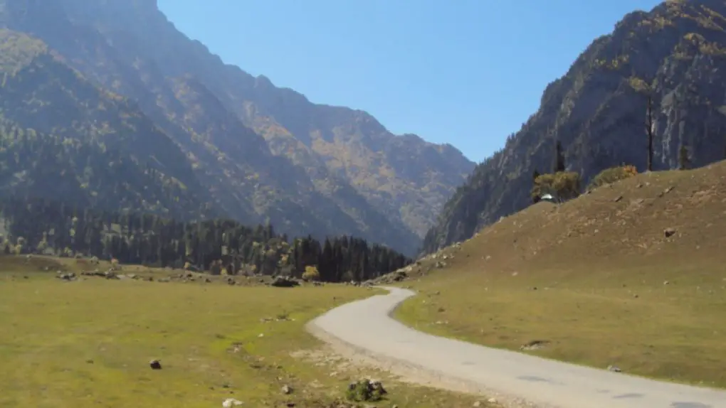 On the road in Kashmir with old hindi songs – Travel Memories