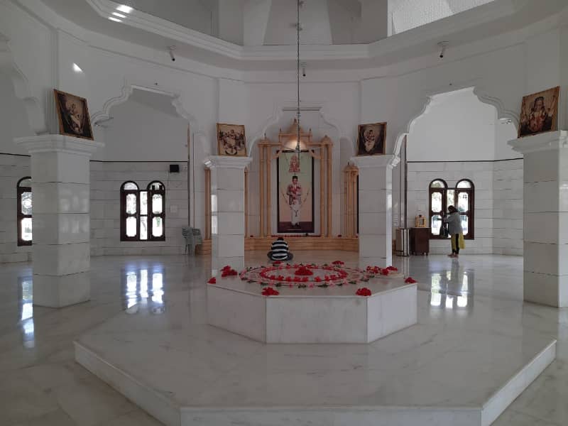 dada bhagwan samadhi, kelanpur - inside 
